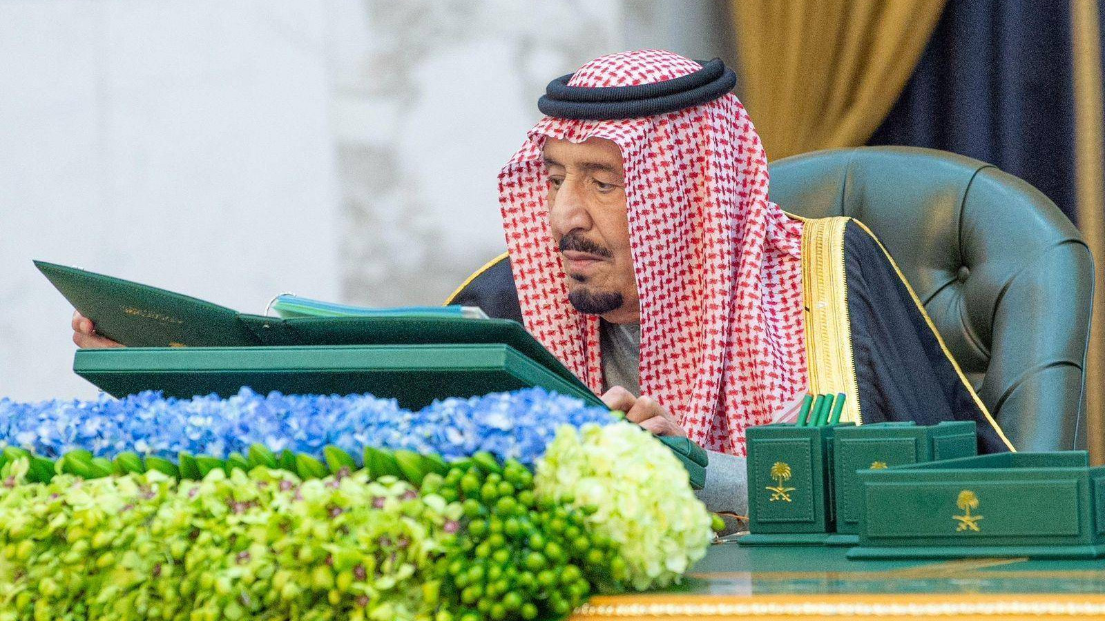 الملك السعودي سلمان بن عبد العزيز خلال ترؤسه لجلسة مجلس الوزراء(واس)