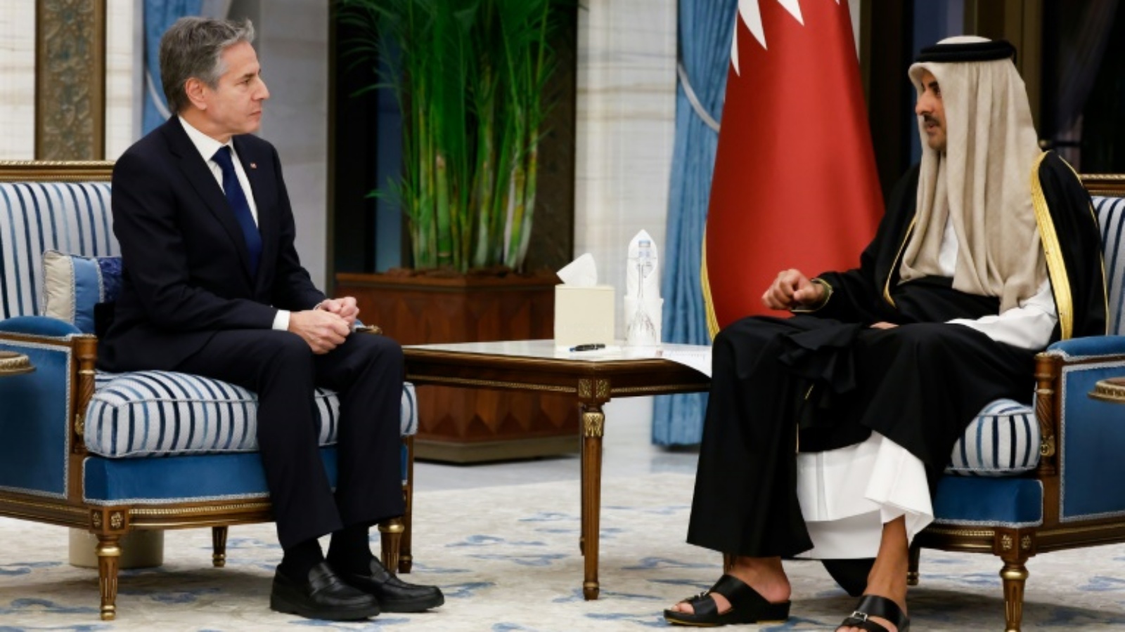 وزير الخارجية الأميركي أنتوني بلينكن يتحدث مع أمير قطر الشيخ تميم بن حمد آل ثاني بالقرب من الدوحة، 7 يناير 2024