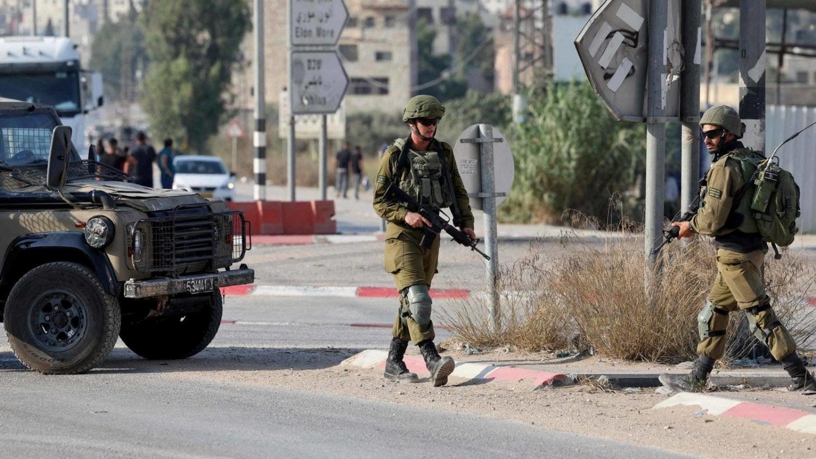 عناصر من الجيش الإسرائيلي قرب آلية عسكرية
