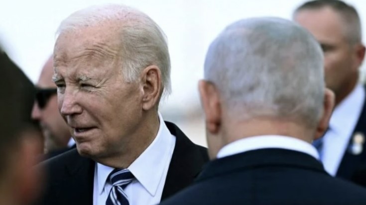 رئيس الوزراء الإسرائيلي بنيامين نتنياهو يستقبل الرئيس الأميركي جو بايدن على مدرج مطار تل أبيب، 18 أكتوبر 2023