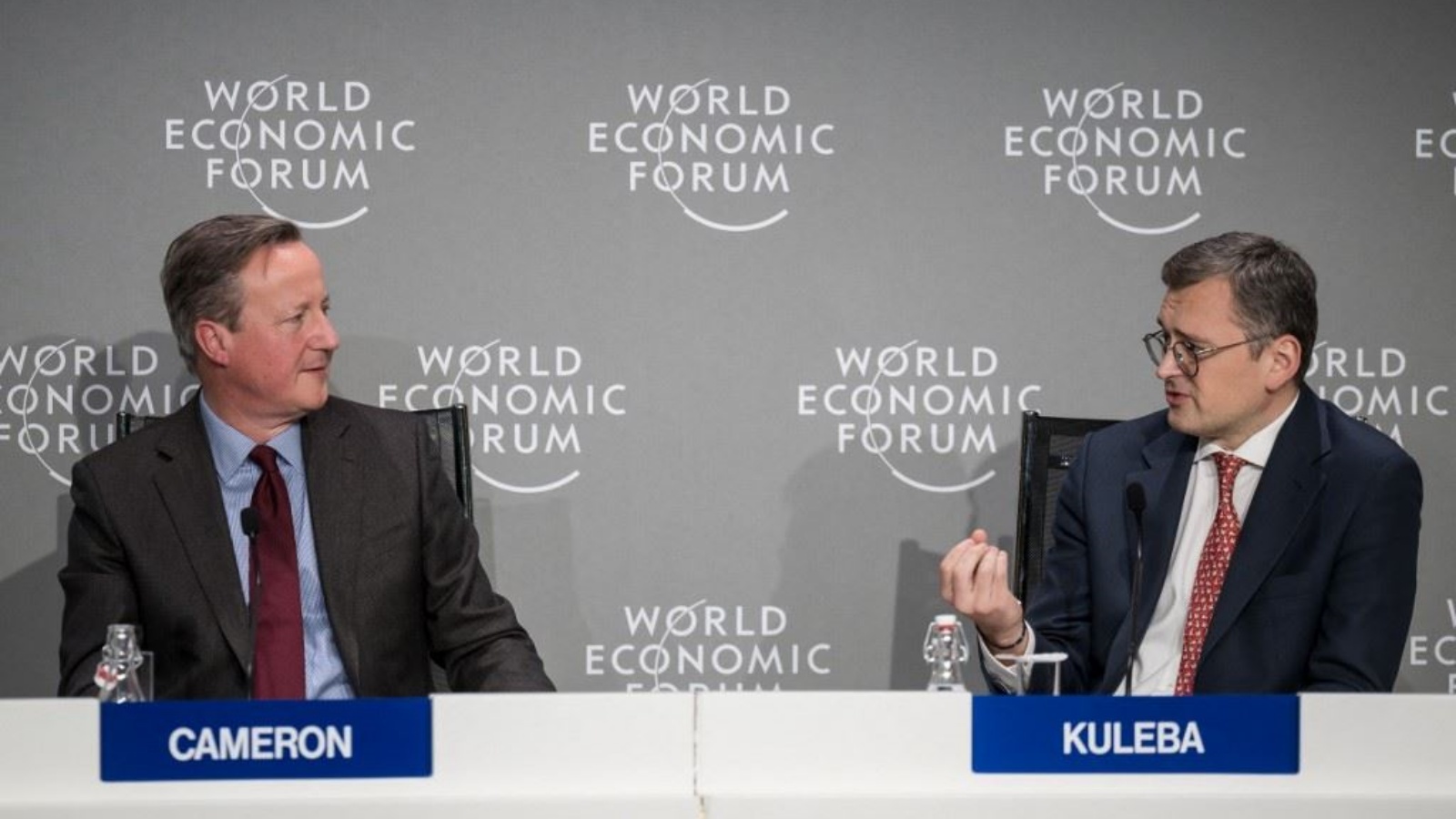 كوليبا (الى اليمين) يتحدث الى نظيره البريطاني ديفيد كاميرون خلال جلسة في المنتدى الاقتصادي العالمي في دافوس 17 كانون الثني (يناير) 2024