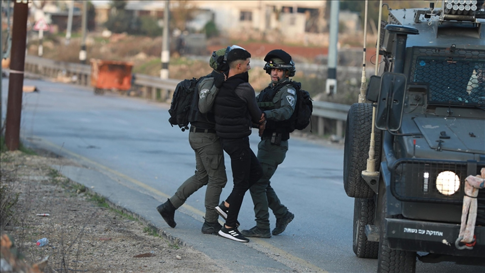 شاب فلسطيني قيد الاعتقال بيد القوات الاسرائيلية