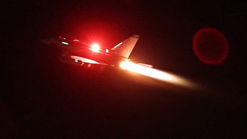 تُظهر صورة نشرة أصدرتها وزارة الدفاع البريطانية (MOD) في 12 يناير 2024 طائرة Typhoon RAF تقلب RAF Akrotiri للانضمام إلى التحالف الذي تقوده الولايات المتحدة لإجراء ضربات جوية ضد الأهداف العسكرية في اليمن