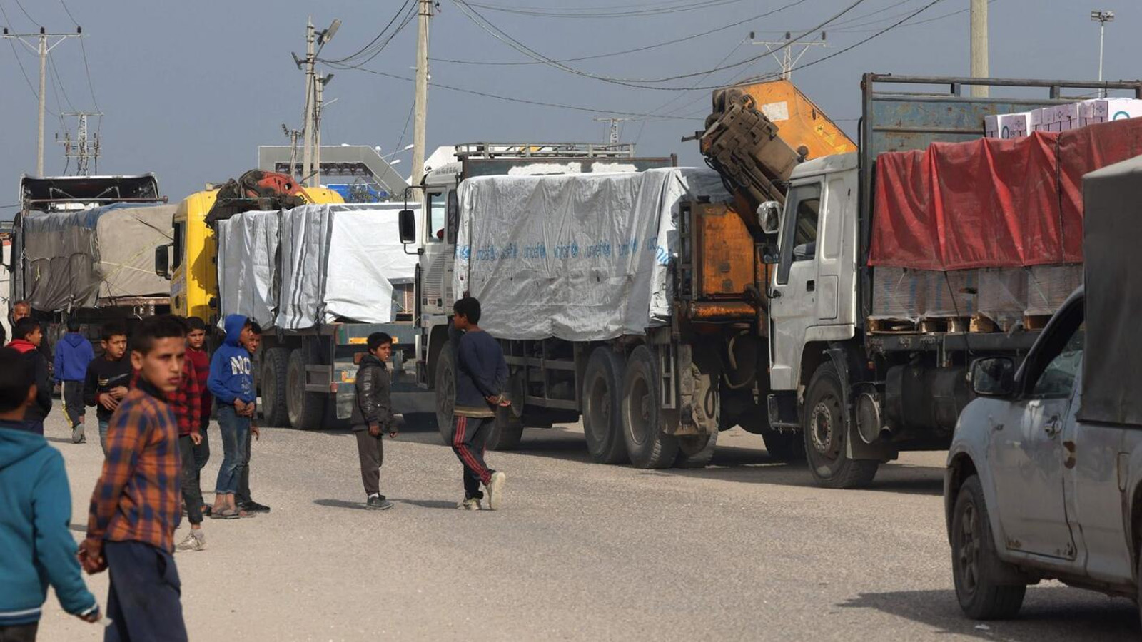 شاحنات محملة بالمساعدات الإنسانية تدخل مدينة رفح جنوب قطاع غزة، يوم الأربعاء 17 كانون الثاني(يناير) 2024