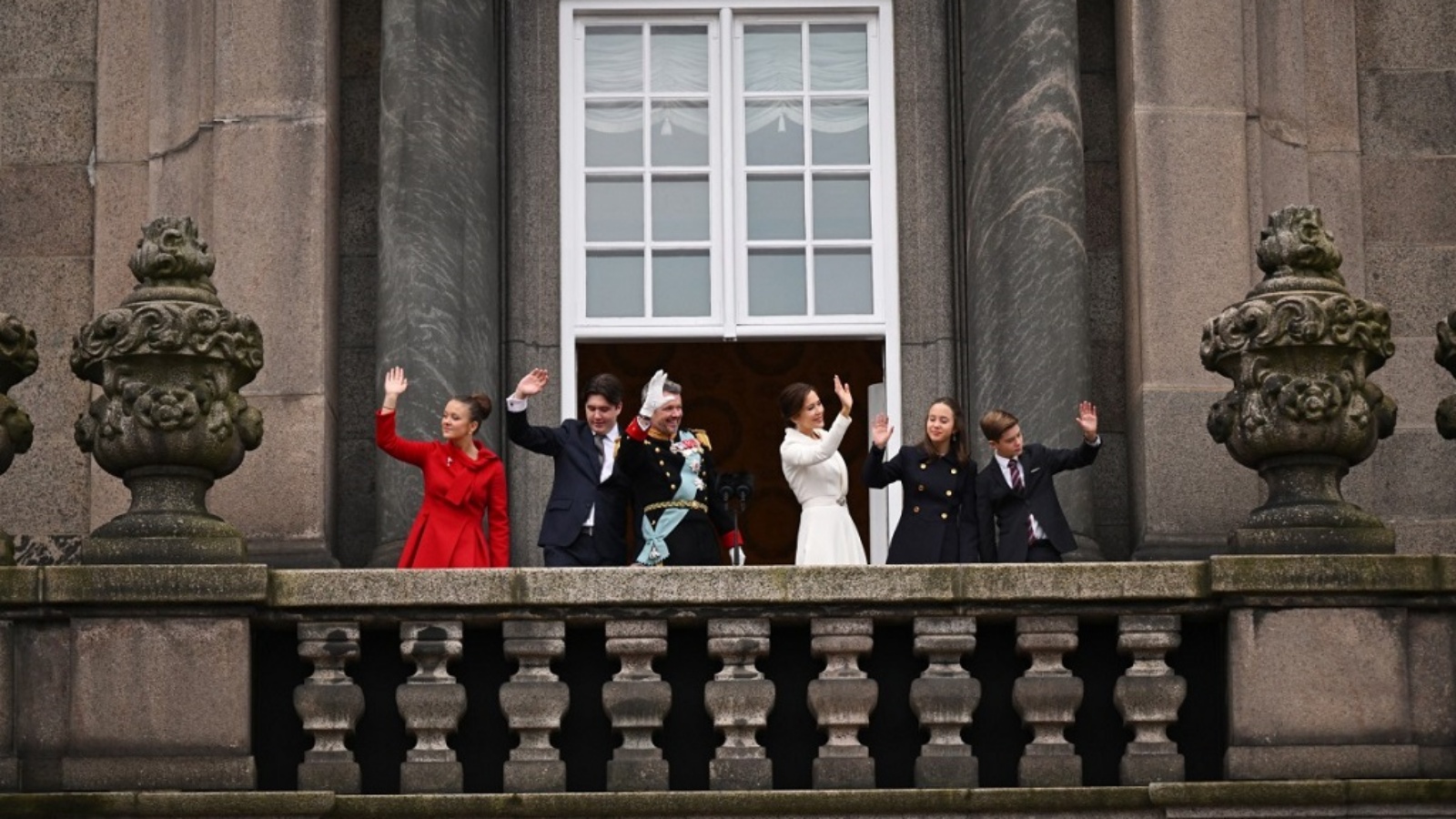 ملك الدنمارك فريدريك العاشر يلوح للحشد بعد اعتلائه العرش