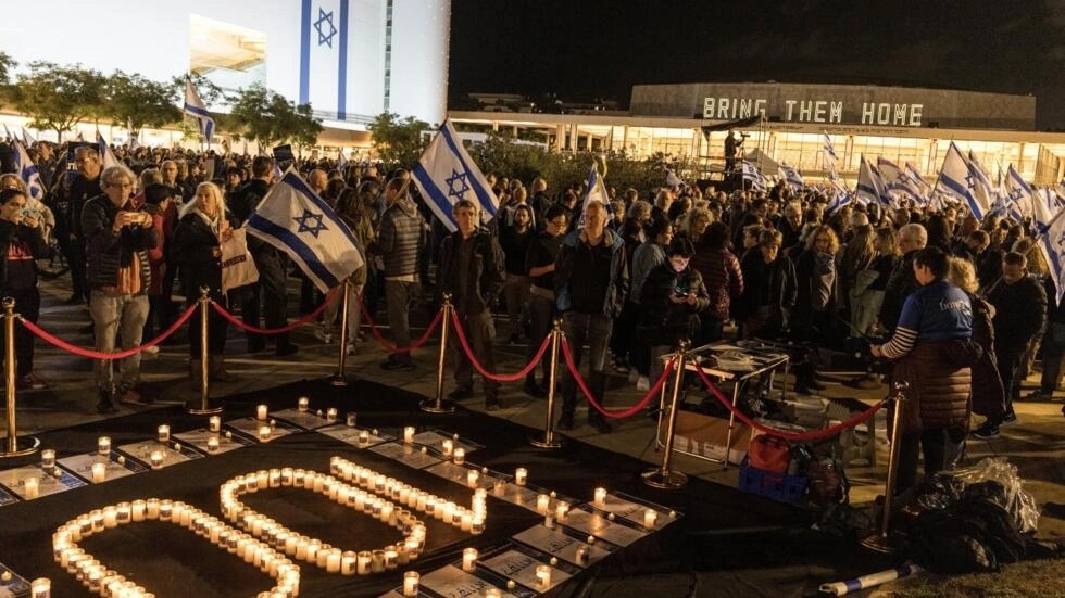 تظاهرات لمعارضي رئيس الحكومة الإسرائيلية بنيامين نتنياهو في تل أبيب في اليوم المئة من الحرب