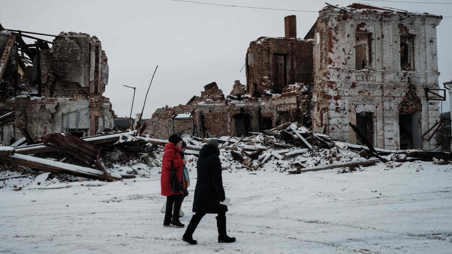 مشاة فوق الثلج في منطقة كوبيانسك في شرق أوكرانيا التي أخلاها أهلها الثلاثاء
