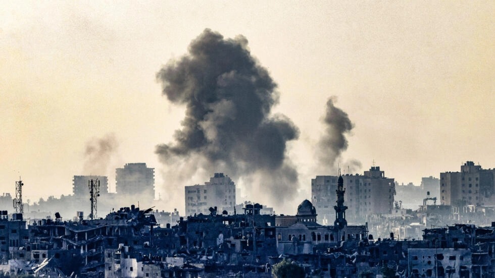 صورة تم التقاطها من مدينة سديروت بجنوب إسرائيل في 25 أكتوبر، 2023، تظهر الدخان يتصاعد فوق شمال قطاع غزة في أعقاب غارة إسرائيلية، وسط المعارك المستمرة بين إسرائيل وحركة حماس الفلسطينية