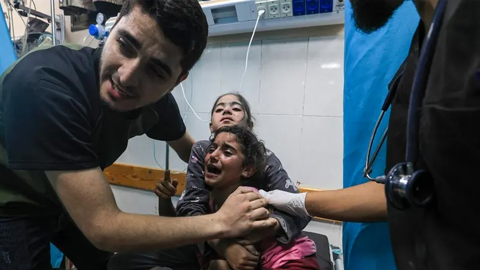 أطفال أصيبوا في غارة جوية إسرائيلية أثناء تلقيهم العلاج داخل مستشفى ناصر في خانيونس جنوب قطاع غزة