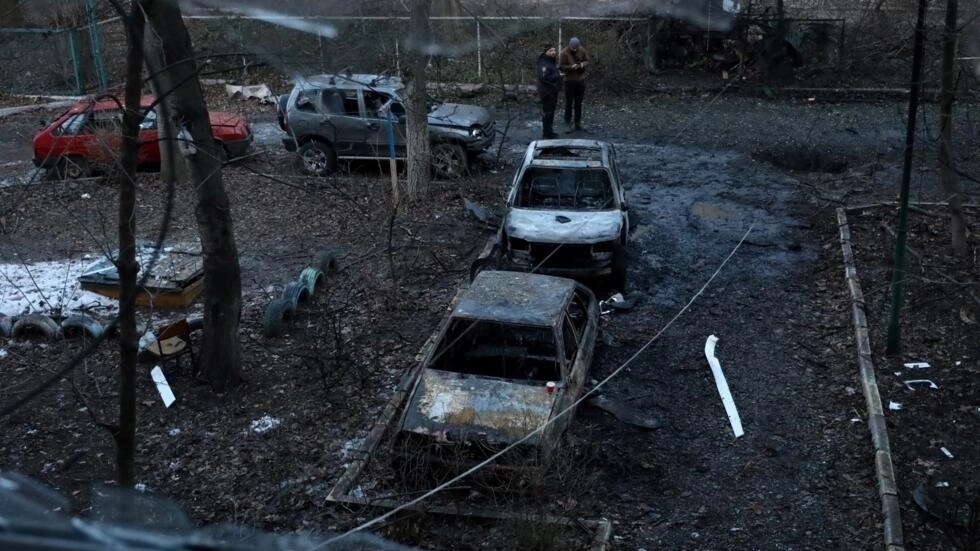 سيارات مدمرة بعد ضربة بمسيرات في اوديسا في 17 كانون الثاني/يناير 2024
