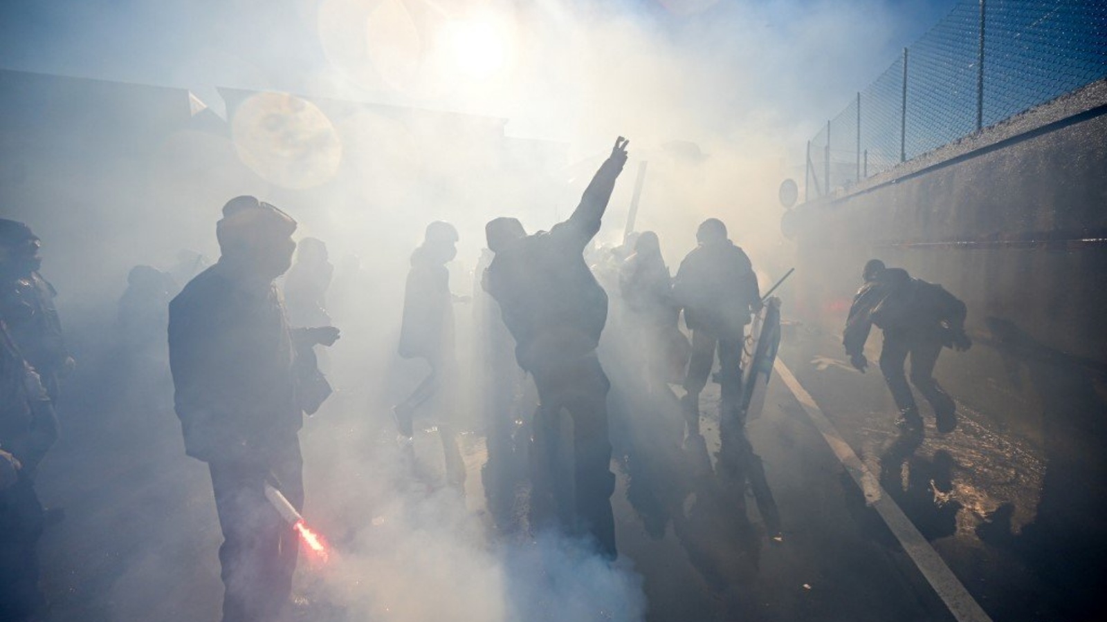 الشرطة الإيطالية استخدمت خراطيم المياه ضد المتظاهرين الذين أطلقوا قنابل دخانية وقنابل مضيئة 