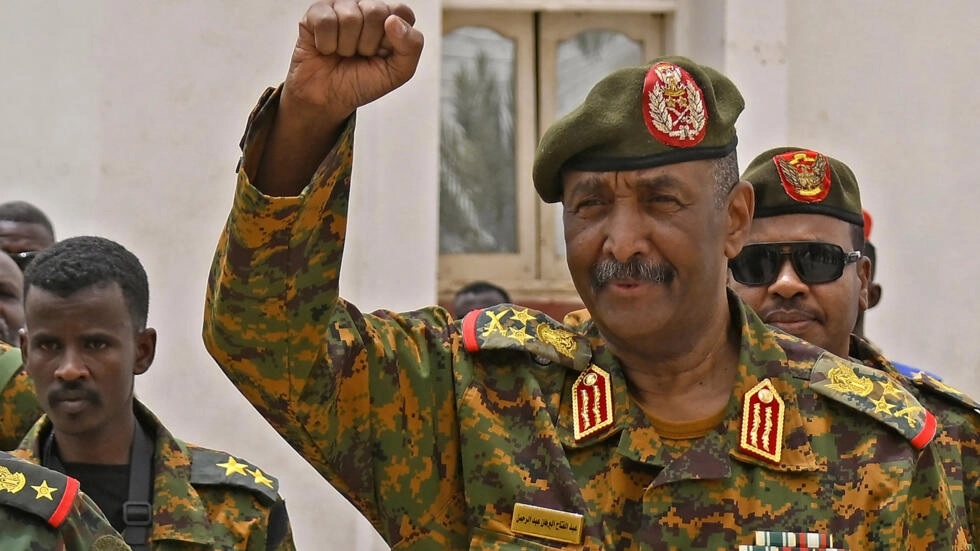 قائد الجيش السوداني عبد الفتاح البرهان خلال زيارته قاعدة فلامنغو البحرية في بورتسودان في 28 آب/أغسطس 2023 