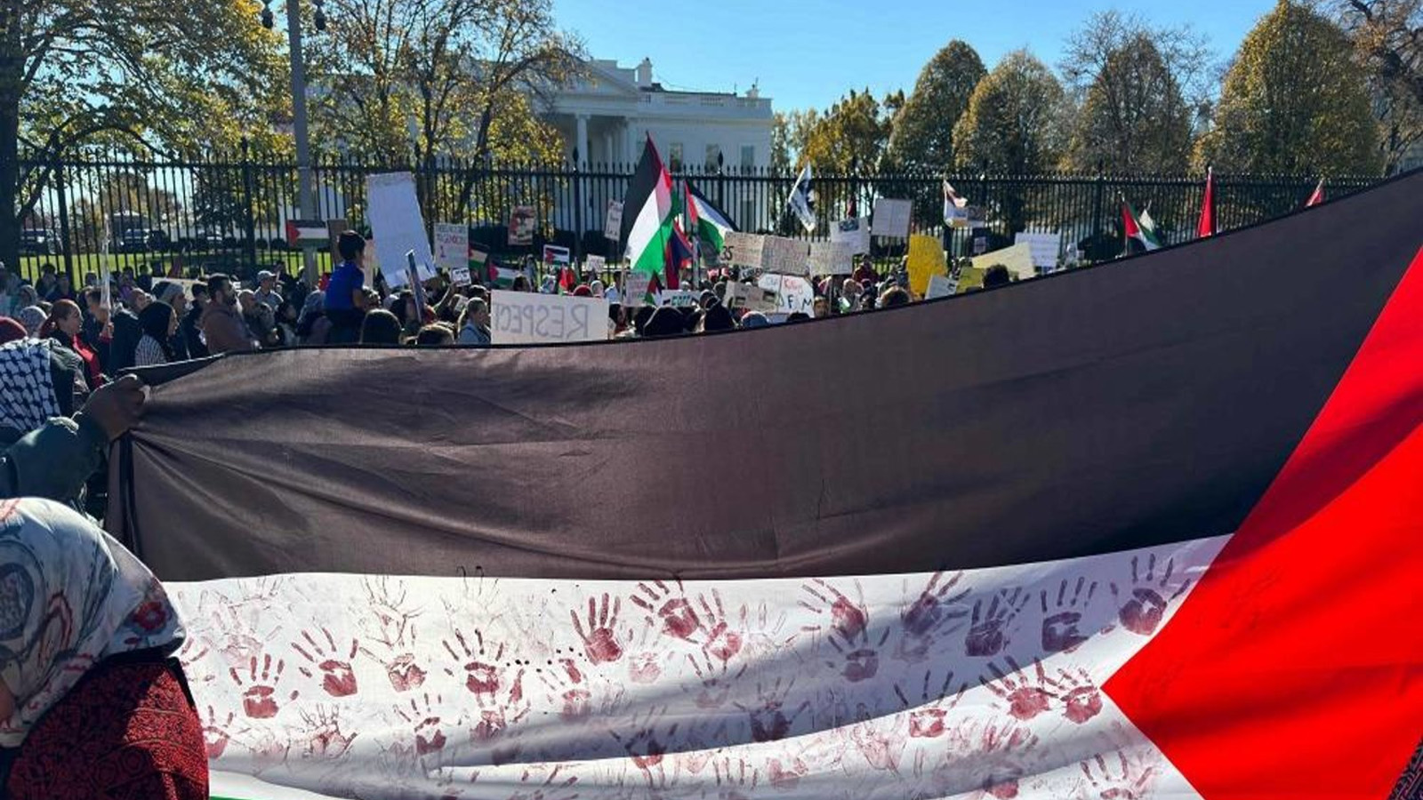 أشخاص يتظاهرون دعمًا للفلسطينيين أمام البيت الأبيض في واشنطن العاصمة