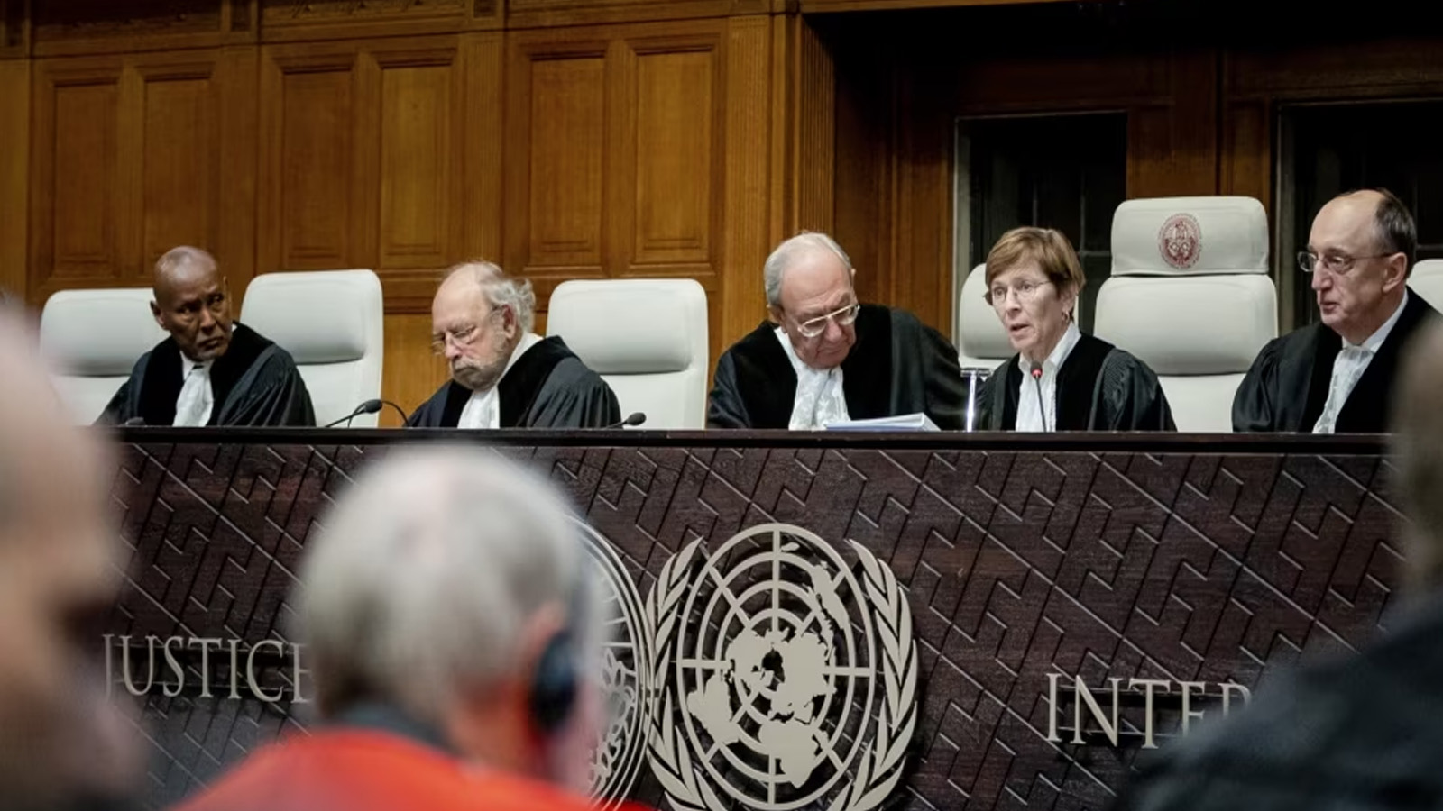 قضاة محكمة العدل الدولية في لاهاي يجتمعون في 12 كانون الثاني(يناير) قبل جلسة استماع في قضية الإبادة الجماعية التي رفعتها جنوب أفريقيا ضد إسرائيل