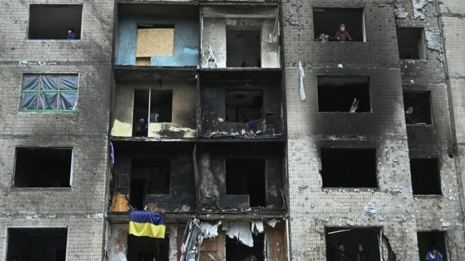 مبنى سكني متضرر بعد ثلاثة أيام من هجوم صاروخي روسي على كييف، في 5 كانون الثاني (يناير) 2024 