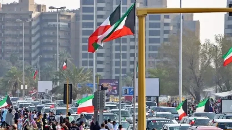 علم الكويت يرفرف فوق شارع في العاصمة الكويت. 25 شباط (فبراير) 2018. أ ف ب