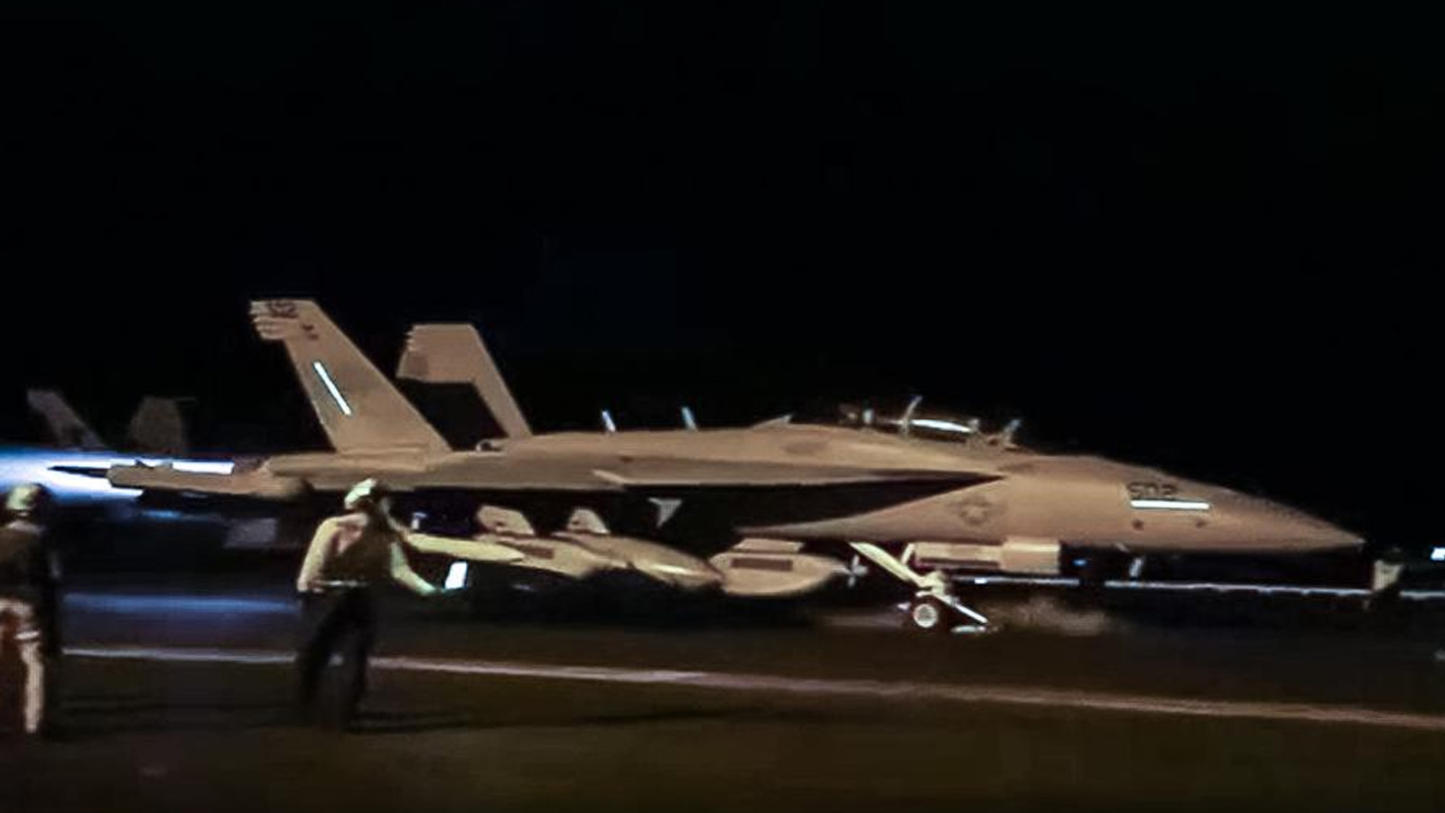 لقطة شاشة فيديو تُظهر طائرة F/A-18 Super Hornet وهي تقلع من حاملة الطائرات USS Dwight D. Eisenhower في 12 كانون الثاني(يناير) 2024، لاستهداف مواقع الحوثيين المسلحة في اليمن. (القيادة المركزية الأميركية)