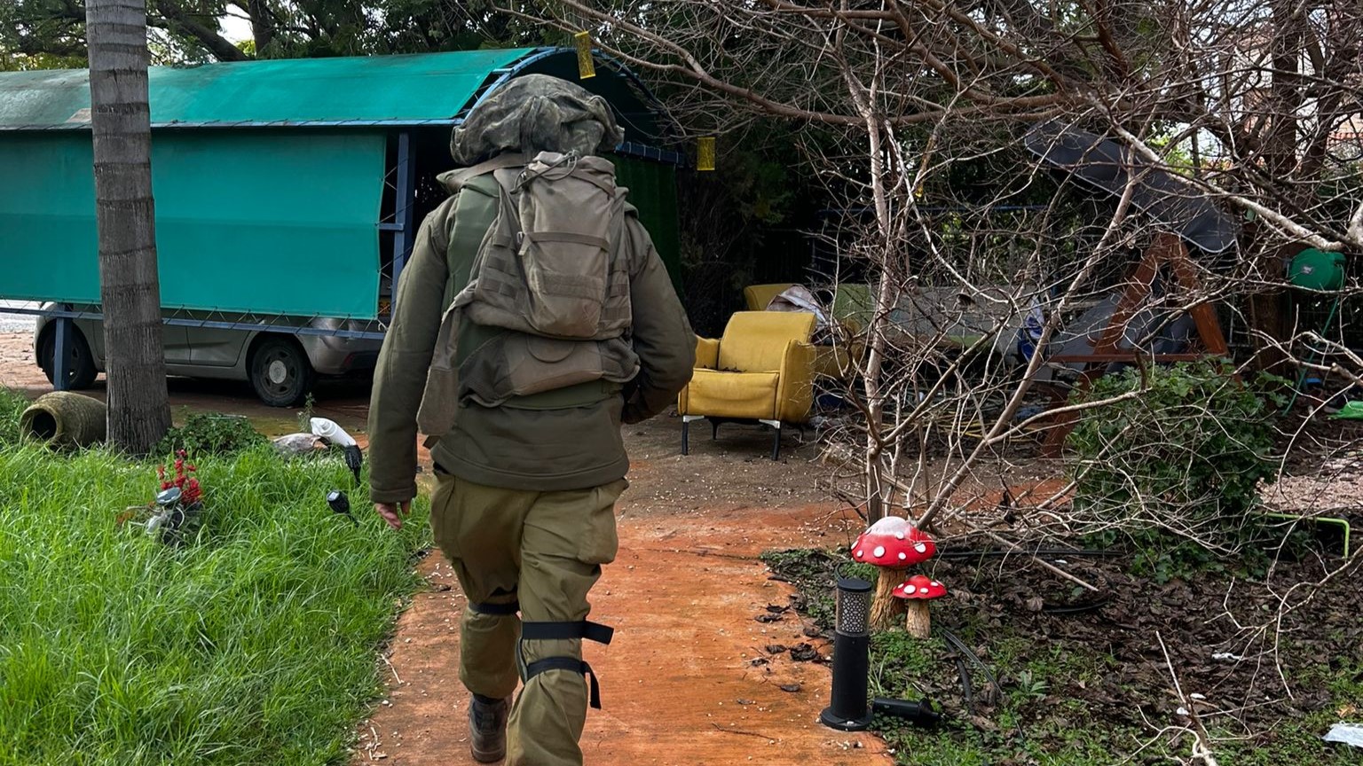 جندي إسرائيلي في بلدة المطلة على الحدود الإسرائيلية - اللبنانية