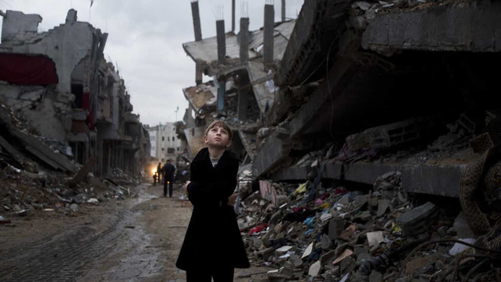 طفلة فلسطينية تقف وسط الدمار في قطاع غزة