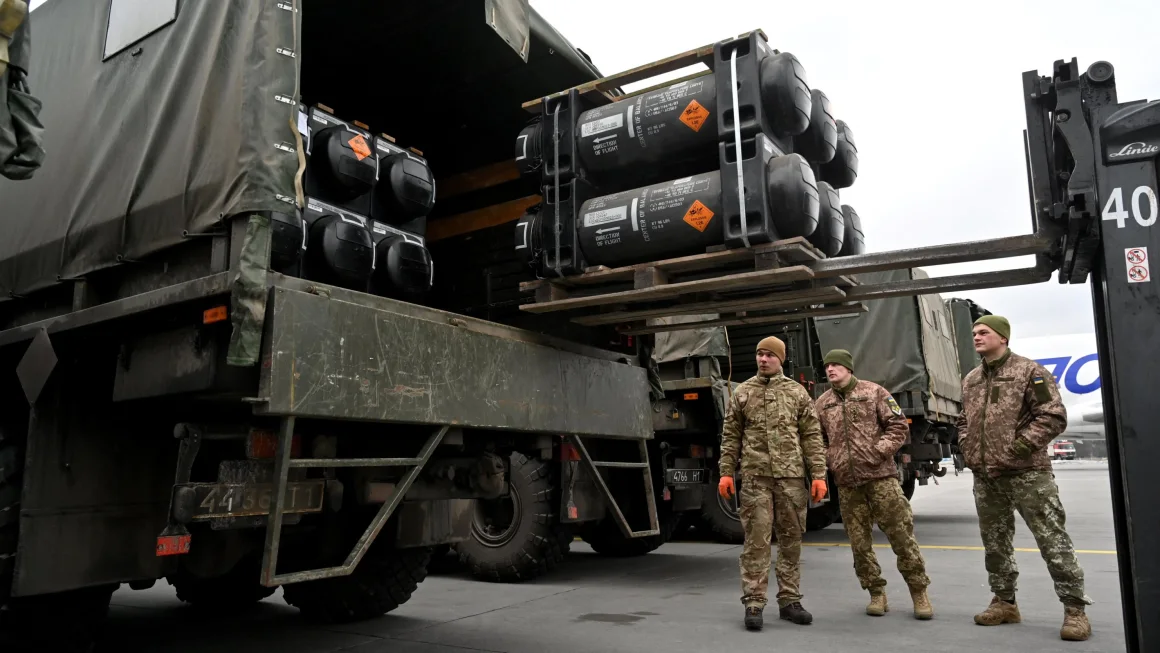 جنود أوكرانيون يقومون بتحميل شاحنة بصواريخ جافلين المضادة للدبابات أرسلها الغرب دعمًا لها في الحرب مع روسيا
