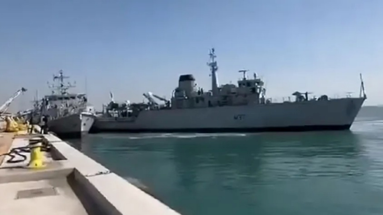 لقطة للحظة اصطدام السفينتين البريطانيتين في البحرين 