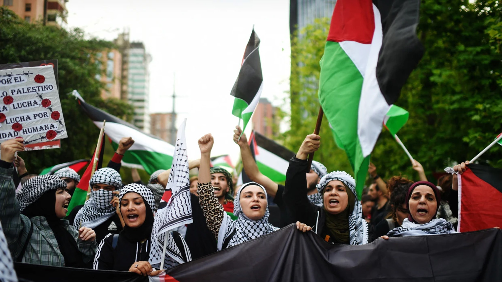 أعضاء الجالية الفلسطينية في تشيلي يحتجون أمام السفارة الإسرائيلية في سانتياغو ضد العمليات العسكرية في غزة