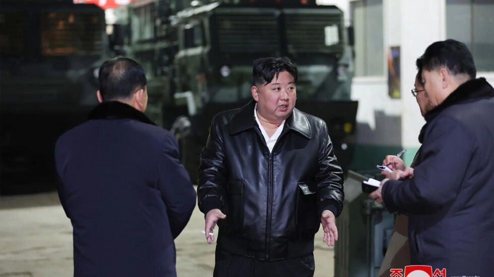 صورة غير محددة التاريخ نشرتها وكالة الأنباء الكورية الشمالية في 10 كانون الثاني/يناير 2024، تظهر الزعيم كيم جونغ أون خلال تفقده مصنعا كبيرا للأسلحة في موقع لم يحدد 