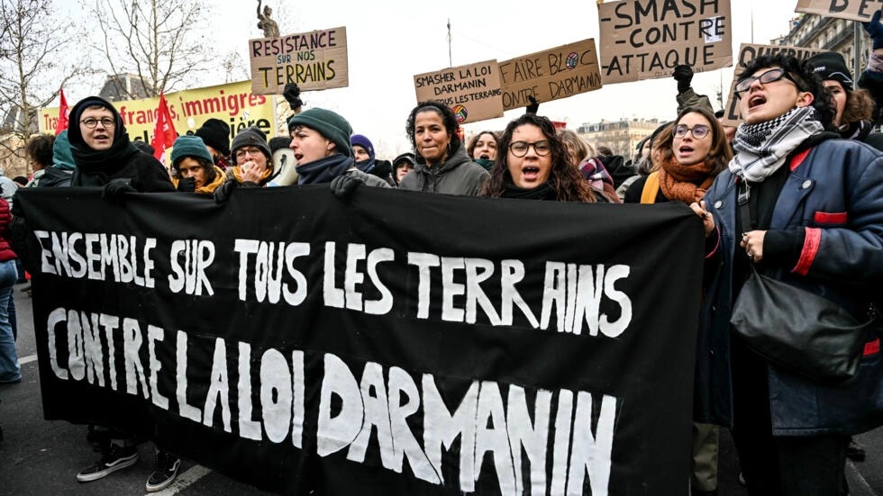 أشخاص يتظاهرون ضد قانون الهجرة في باريس في 14 كانون الثاني/يناير 2024
