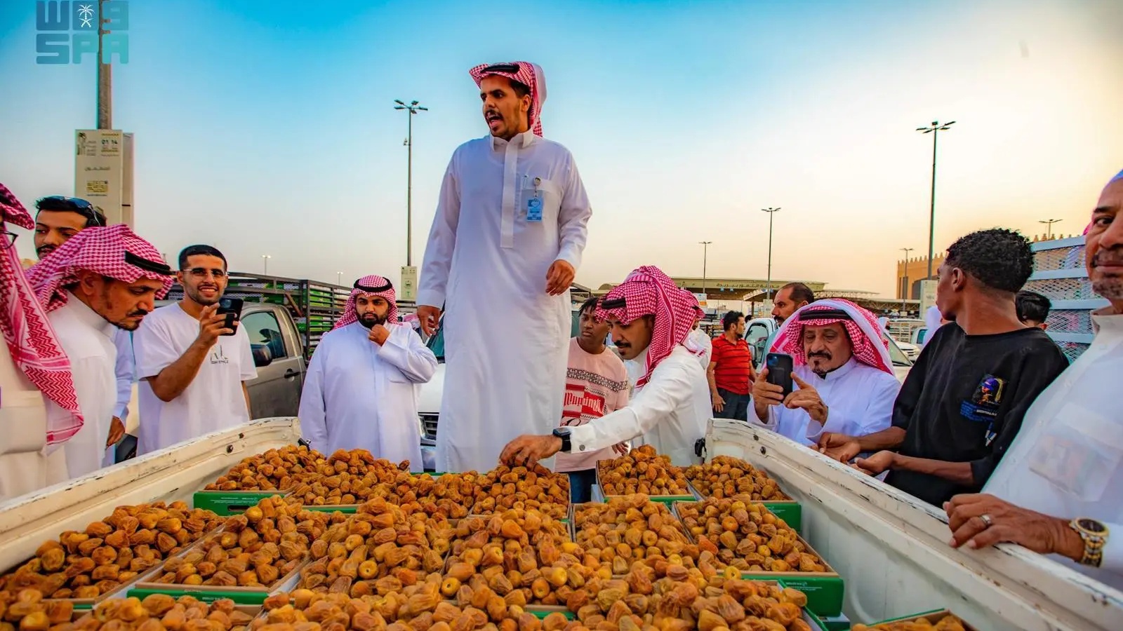 جانب من كرنفال بريدة لبيع التمور