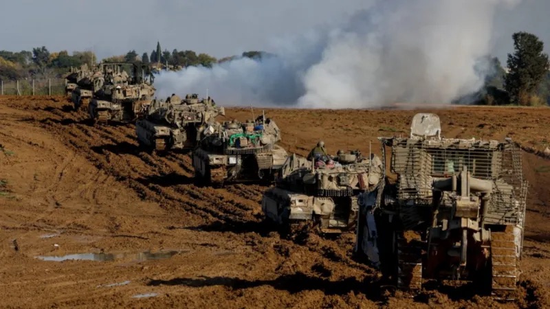 Reuters | مركبات عسكرية إسرائيلية تتحرك خارج قطاع غزة كما يظهر من جنوب إسرائيل