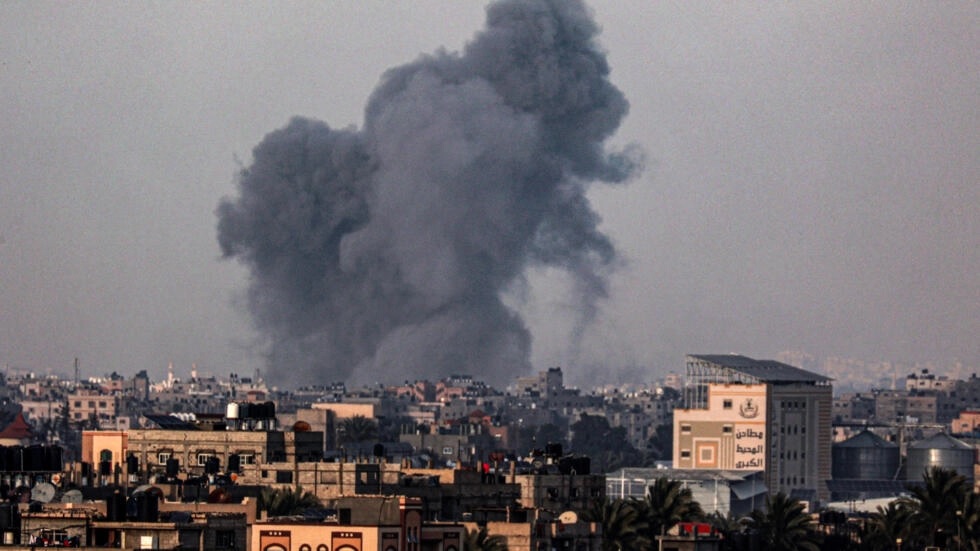 صورة التقطت من رفح في 18 كانون الثاني/يناير تظهر تصاعد الدخان فوق خان يونس خلال قصف إسرائيلي