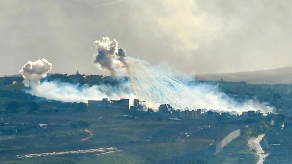 تصاعد الدخان في منطقة قرية كفركلا خلال قصف إسرائيلي في 14 كانون الثاني/يناير 2024 