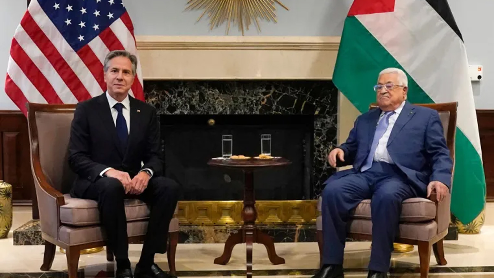 صورة من لقاء جمع وزير الخارجية الأميركي أنتوني بلينكن (يسار) والرئيس الفلسطيني محمود عباس في العاصمة عمّان