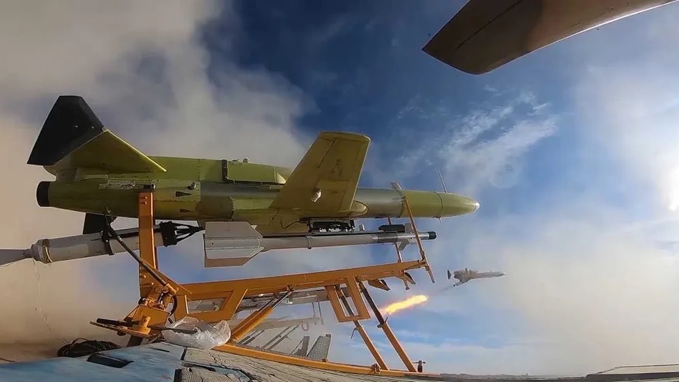 إطلاق طائرة من دون طيار تحمل صاروخاً خلال تدريب عسكري وسط إيران، في صورة نشرها الجيش الإيراني في 6 كانون الثاني (يناير) 2021