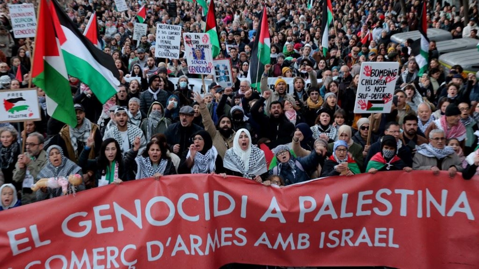 متظاهرون خلال مسيرة في برشلونة دعما لفلسطنيي غزة (20 ك2 2024ـ أ ف ب). متظاهرون خلال مسيرة في برشلونة دعما لفلسطنيي غزة 20 كانون الثاني (يناير) 2024