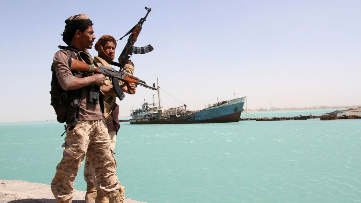عنصران حوثيان على سواحل اليمن على البحر الأحمر