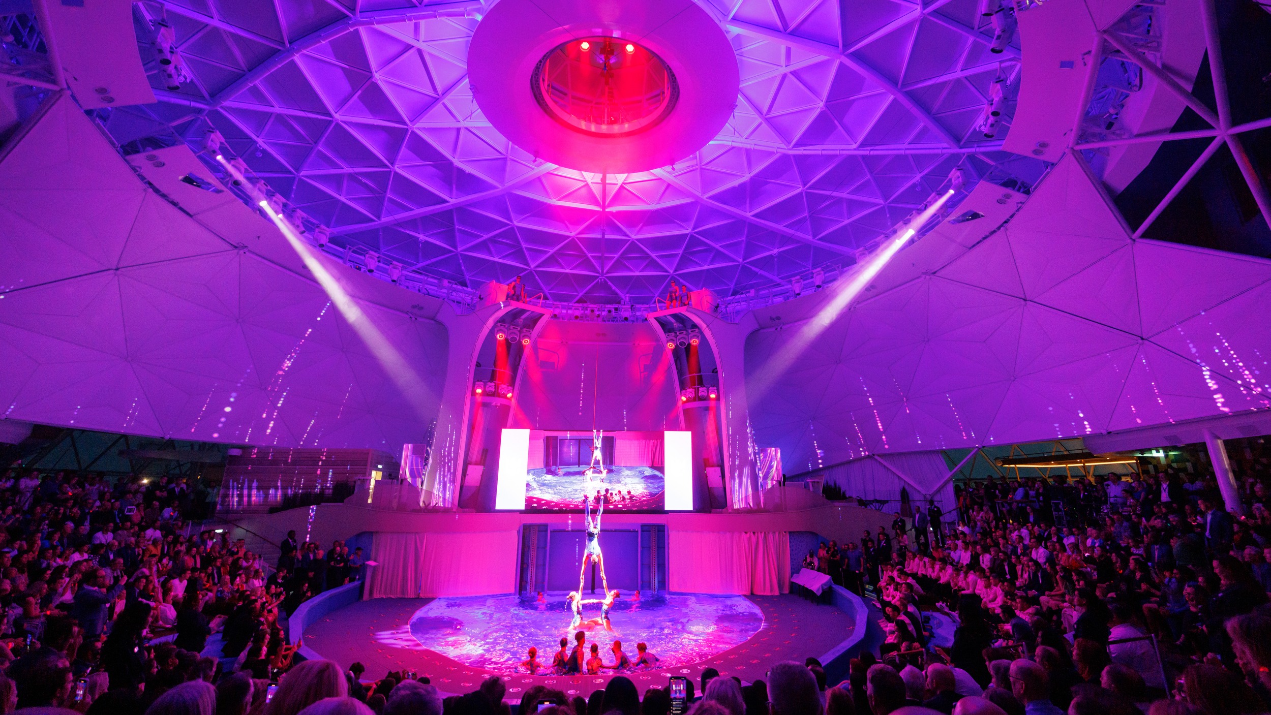  من داخل السفينة