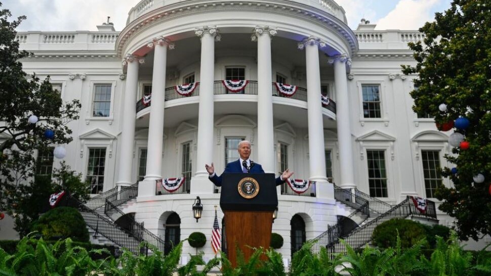 الرئيس الأميركي جو بايدن أمام البيت الأبيض في 4 يوليو 2023