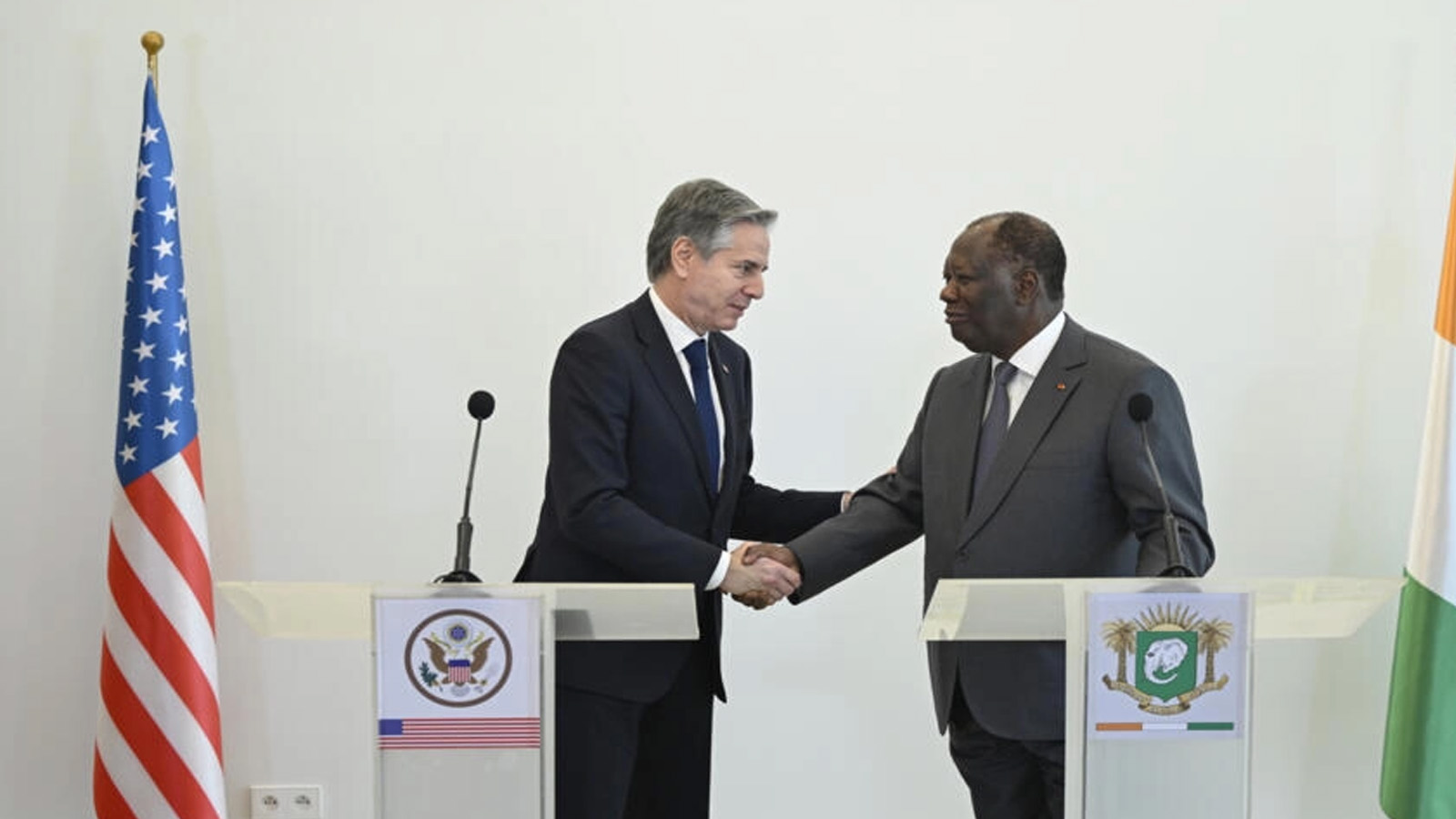 وزير الخارجية الأميركي أنتوني بلينكن (يسار) يلتقي مع رئيس ساحل العاج الحسن واتارا (يمين) خلال جولته في الدول الأفريقية