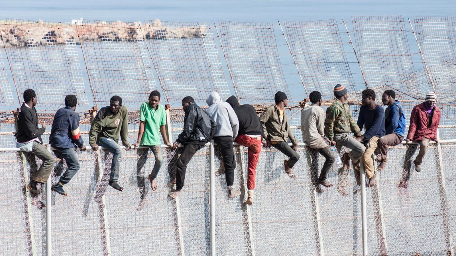 مهاجرون يحاولون اختراق مدينة مليلية في شمال المغرب بطريقة غير شرعية