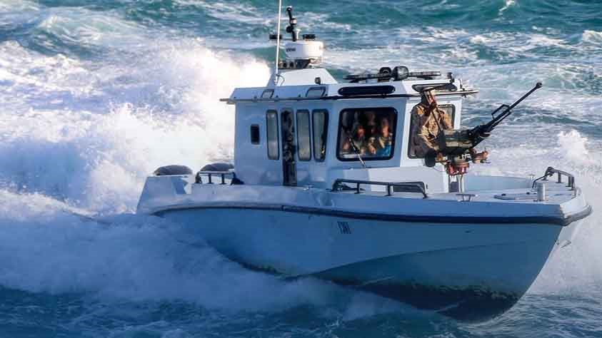 أفراد في خفر السواحل اليمني موالون للحكومة المعترف بها دولياً على متن زورق في البحر الأحمر في 12 ديسمبر 2023