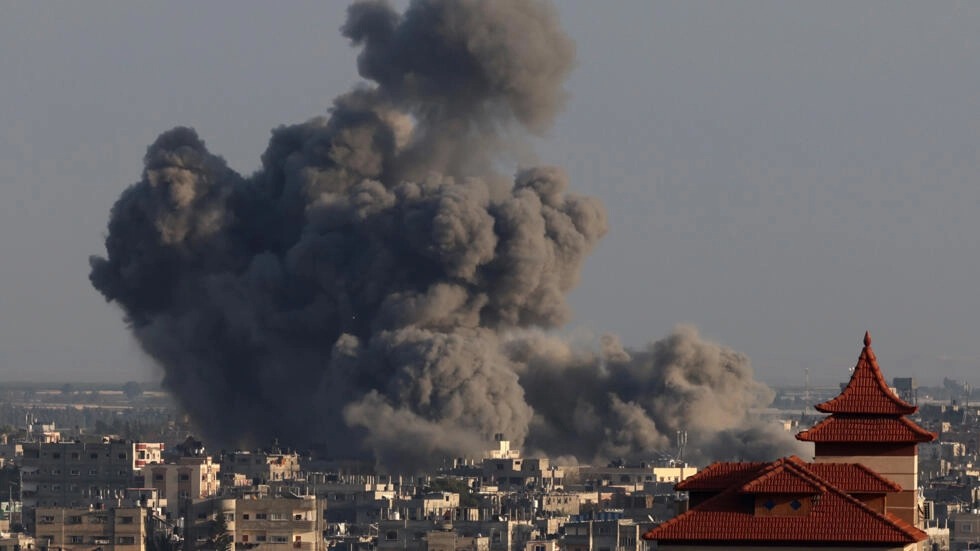 صورة التقطت من رفح تظهر الدخان يتصاعد فوق خان يونس بجنوب قطاع غزة جراء قصف إسرائيلي في 24 كانون الثاني/يناير 2024