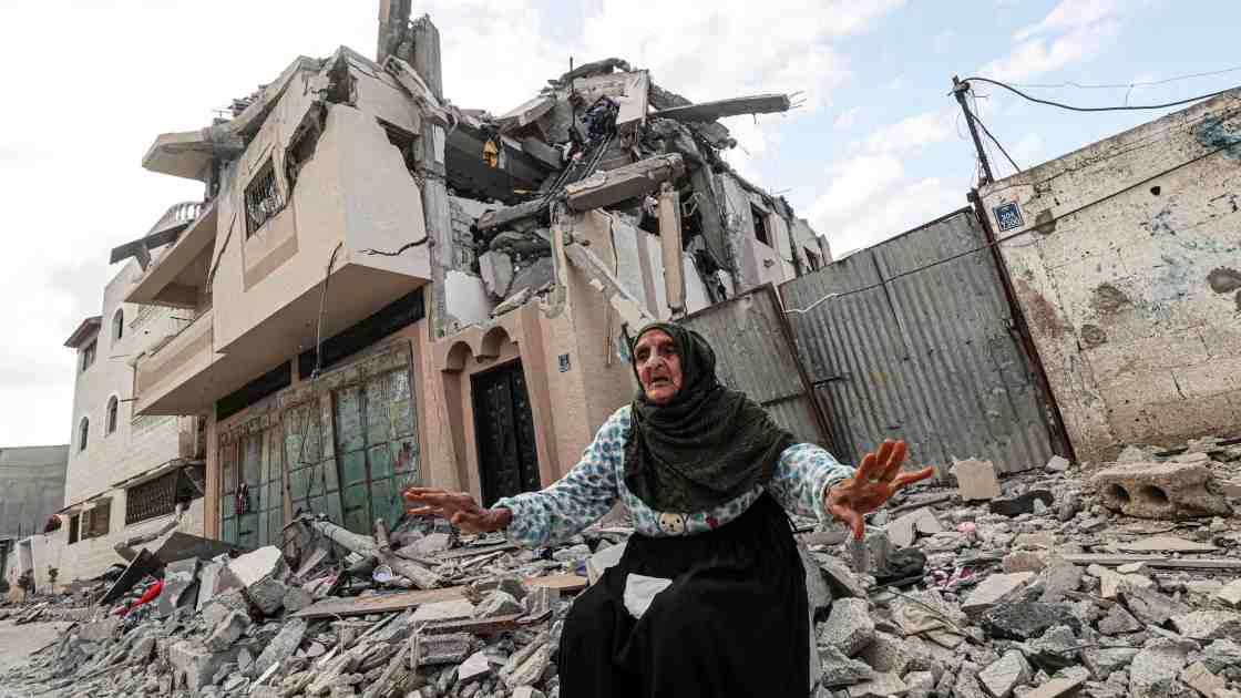امرأة تجلس وسط أنقاض مبنى تم تدميره يوم السبت في قطاع غزة. أ ف ب 