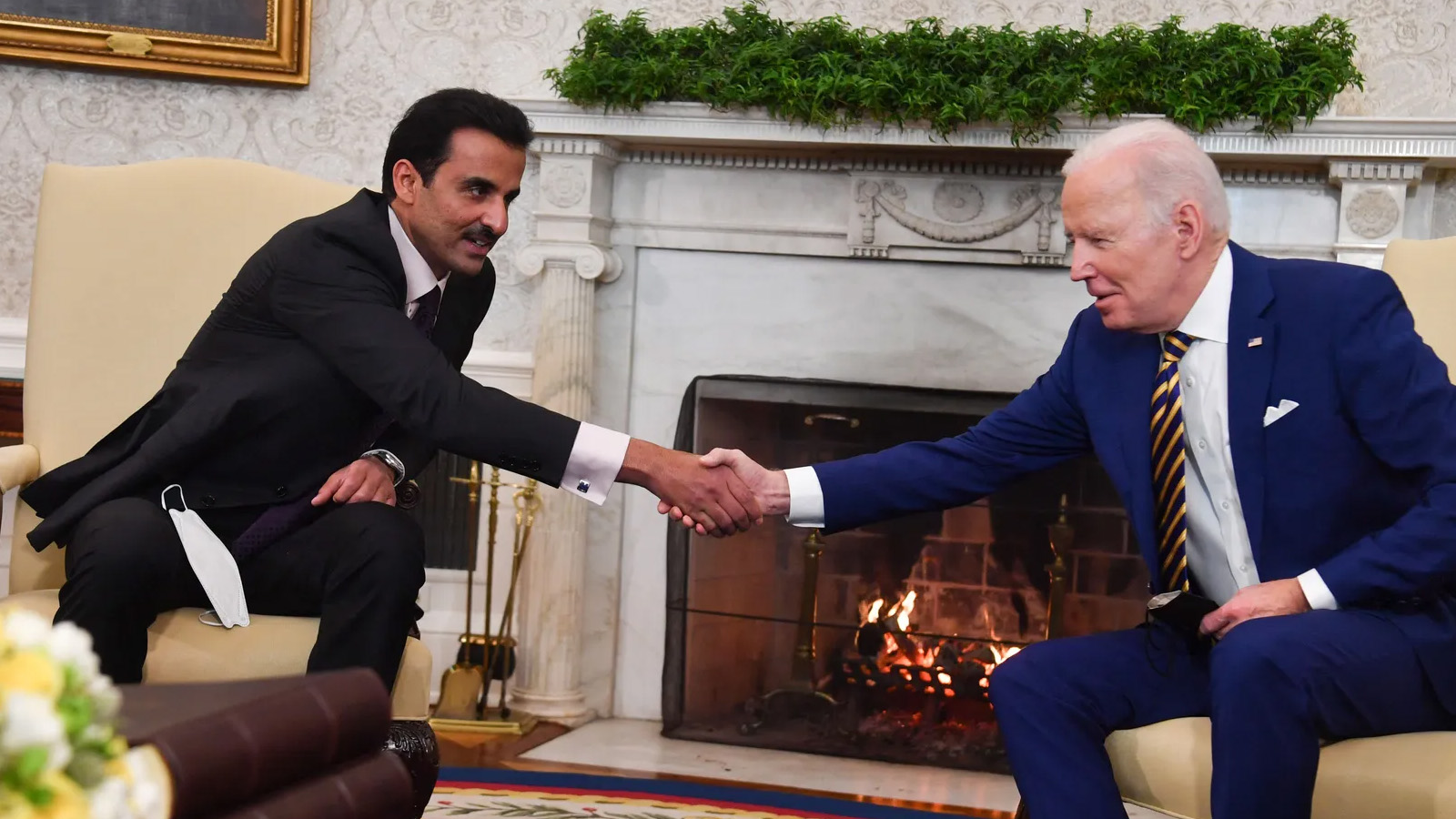 صورة أرشيفية للرئيس الأميركي جو بايدن مصافحًا أمير قطر الشيخ تميم بن حمد آل ثاني في البيت الأبيض