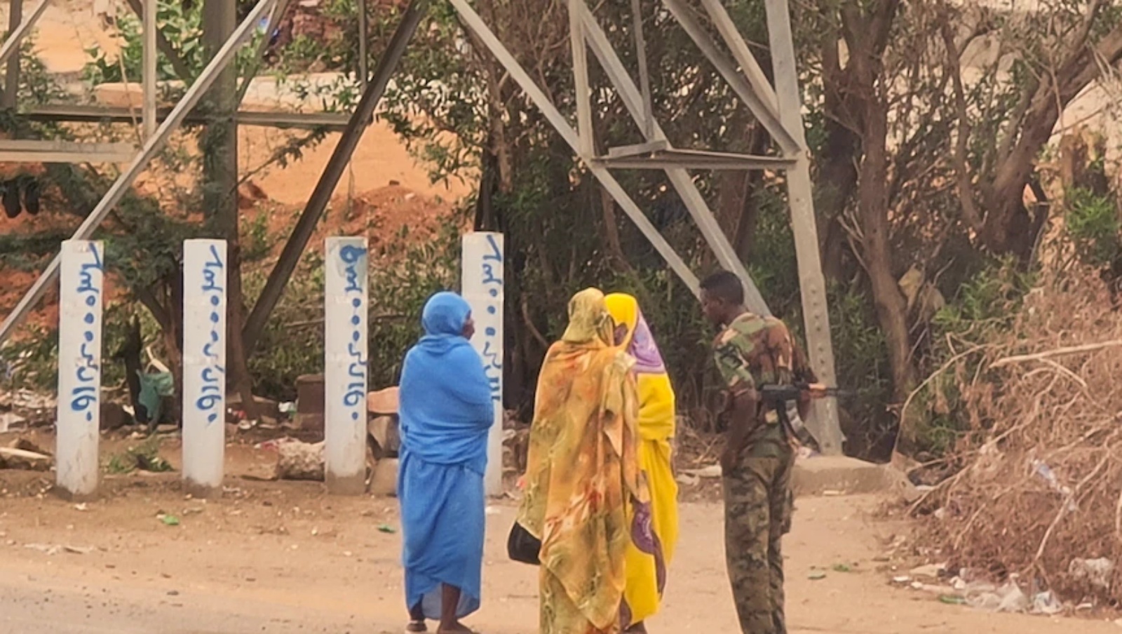 جندي يتحدث إلى نساء في العاصمة السودانية الخرطوم، 6 حزيران (يونيو) 2023