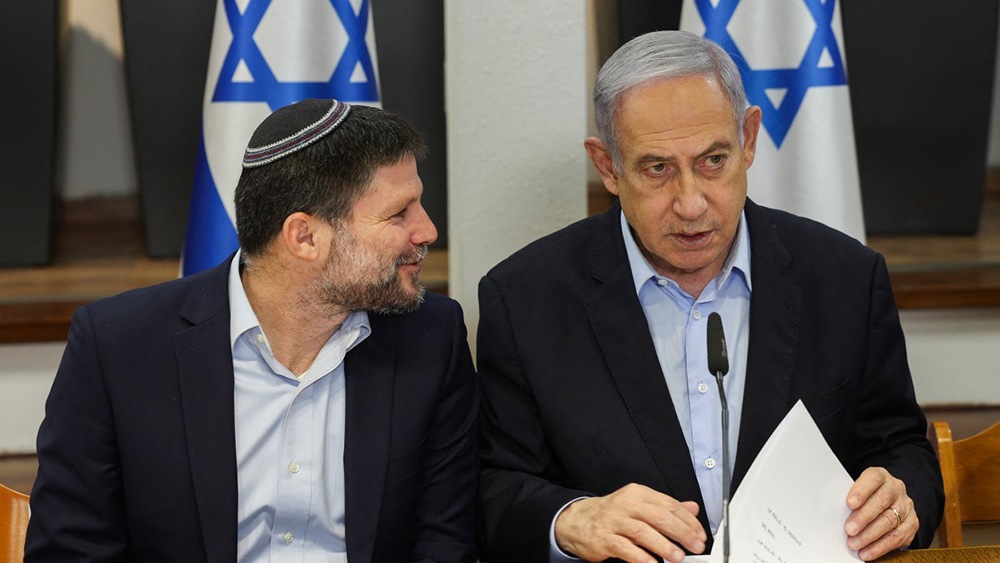 نتنياهو وسموتريتش خلال الاجتماع الأسبوعي لمجلس الوزراء في وزارة الدفاع في تل أبيب 