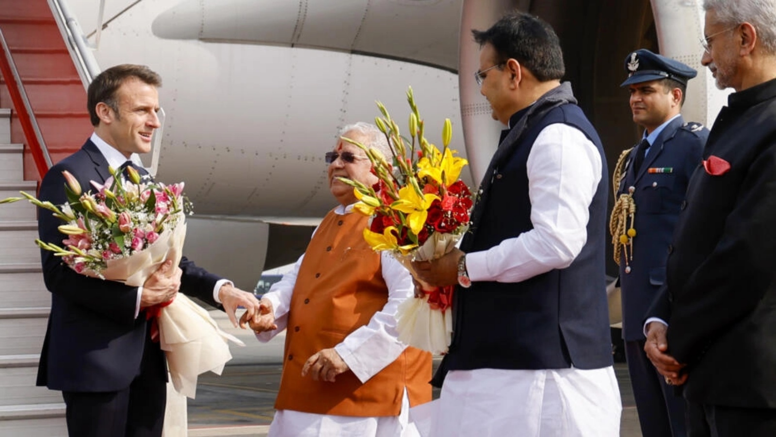 الرئيس الفرنسي إيمانويل ماكرون لحظة وصوله إلى مطار جايبور في الهند في 25 كانون الثاني (يناير) 2024 