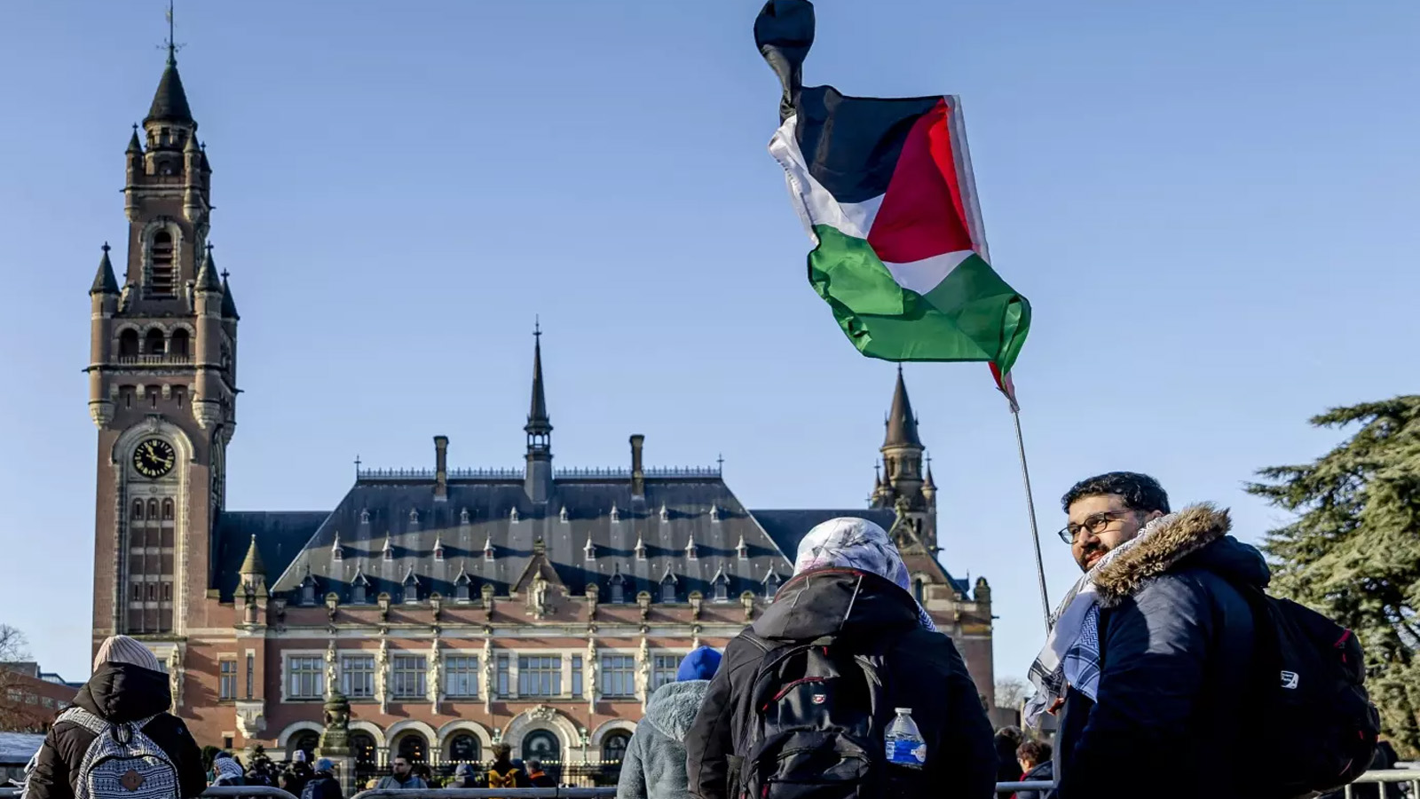 متظاهرون يحملون العلم الفلسطيني أمام قصر السلام قبل حكم محكمة العدل الدولية في قضية الإبادة الجماعية ضد إسرائيل، التي رفعتها جنوب أفريقيا، في لاهاي.26 كانون الثاني (يناير) 2024