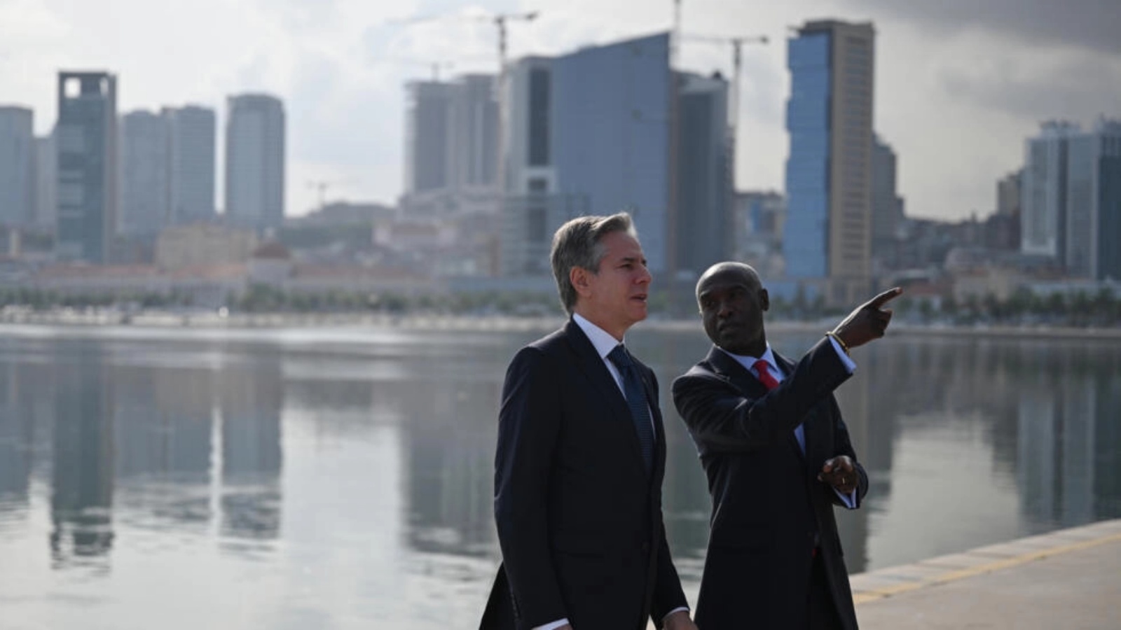 وزير الخارجية الأميركي أنتوتي بلينكن إلى جانب سفير الولايات المتحدة لدى أنغولا تولينابو موشينغي في لواندا بتاريخ 25 كانون الثاني (يناير) 2024 