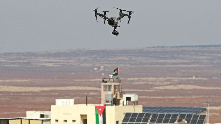 صورة التقطت خلال جولة نظمها الجيش الأردني تظهر طائرة بدون طيار تحلق فوق نقطة مراقبة على طول الحدود مع سوريا، في 17 فبراير 2022